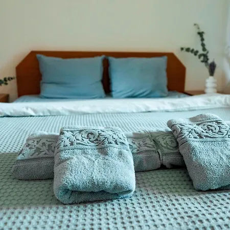 Apartment Large 2-bedroom Near Road, 5 Min To Gondola & Bar Street