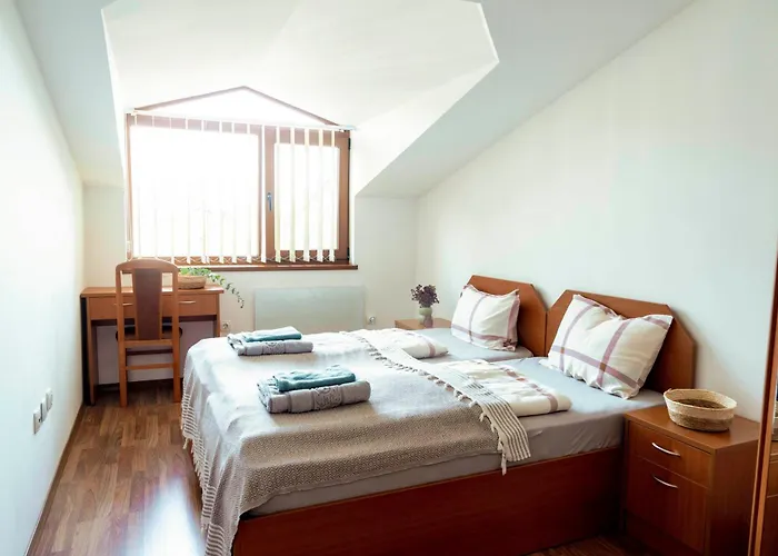 Large 2-bedroom Near Road, 5 Min To Gondola & Bar Street Apartment Bansko