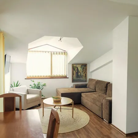 Large 2-bedroom Near Road, 5 Min To Gondola & Bar Street Daire
