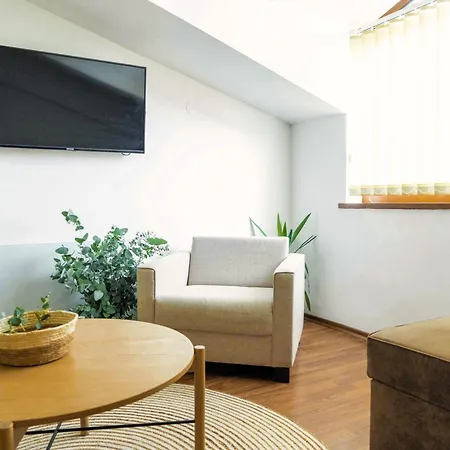 Daire Large 2-bedroom Near Road, 5 Min To Gondola & Bar Street