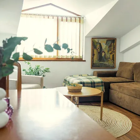 Large 2-bedroom Near Road, 5 Min To Gondola & Bar Street Apartament