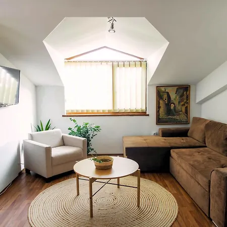 2-bedroom Apt, 2min Walk To Path, 7-8 Min Walk To Gondola דירה
