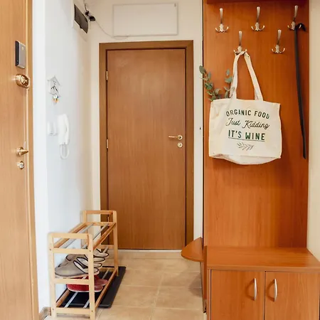 Large 2-bedroom Near Road, 5 Min To Gondola & Bar Street