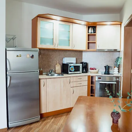 2-bedroom Apt, 2min Walk To Path, 7-8 Min Walk To Gondola דירה