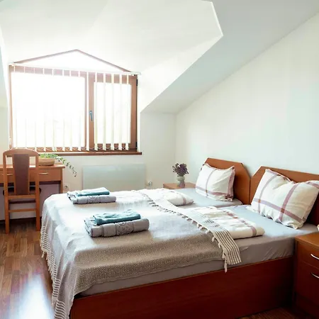 Large 2-bedroom Near Road, 5 Min To Gondola & Bar Street Daire Bansko