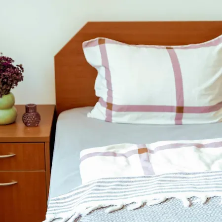 Large 2-bedroom Near Road, 5 Min To Gondola & Bar Street