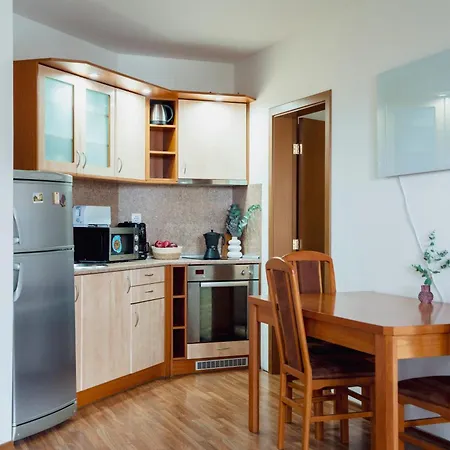 2-bedroom Apt, 2min Walk To Path, 7-8 Min Walk To Gondola דירה