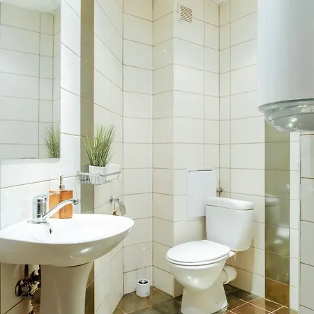 Large 2-bedroom Near Road, 5 Min To Gondola & Bar Street Daire
