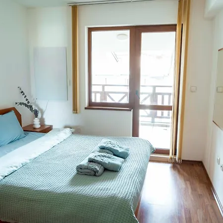 Large 2-bedroom Near Road, 5 Min To Gondola & Bar Street Daire *