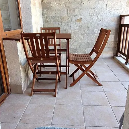 Large 2-bedroom Near Road, 5 Min To Gondola & Bar Street Daire *