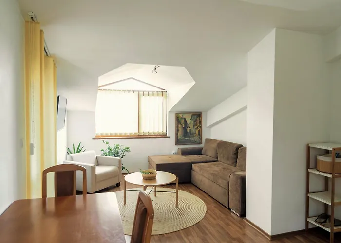 Large 2-bedroom Near Road, 5 Min To Gondola & Bar Street Apartment