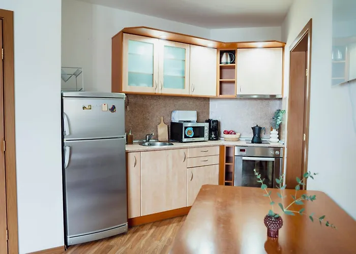 Large 2-bedroom Near Road, 5 Min To Gondola & Bar Street Apartment