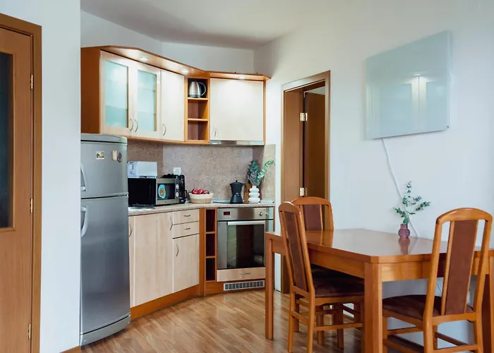 Large 2-bedroom Near Road, 5 Min To Gondola & Bar Street Apartment