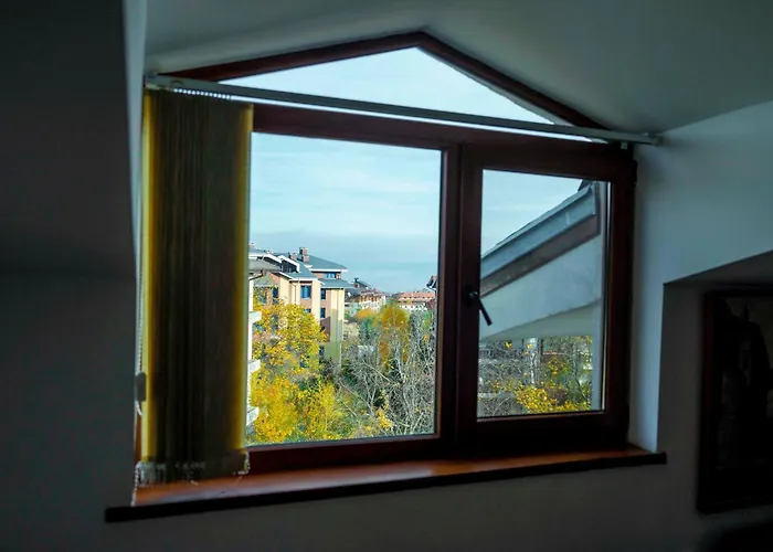 Apartment Large 2-bedroom Near Road, 5 Min To Gondola & Bar Street *