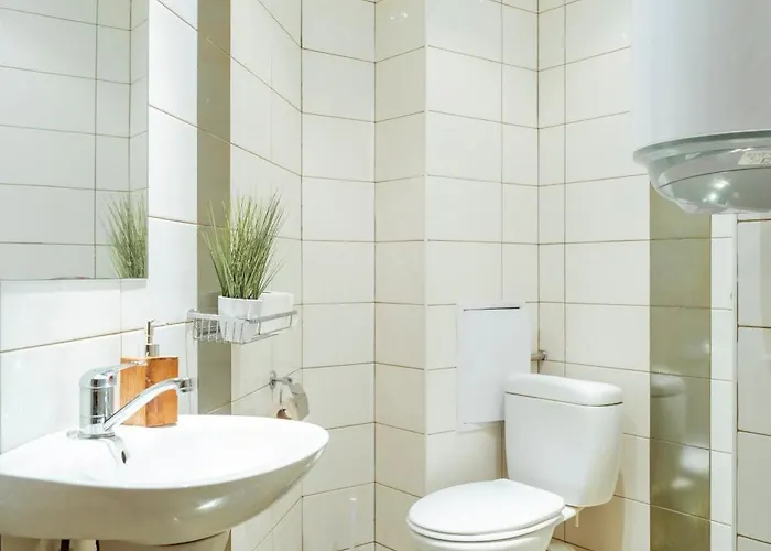 Large 2-bedroom Near Road, 5 Min To Gondola & Bar Street Apartment