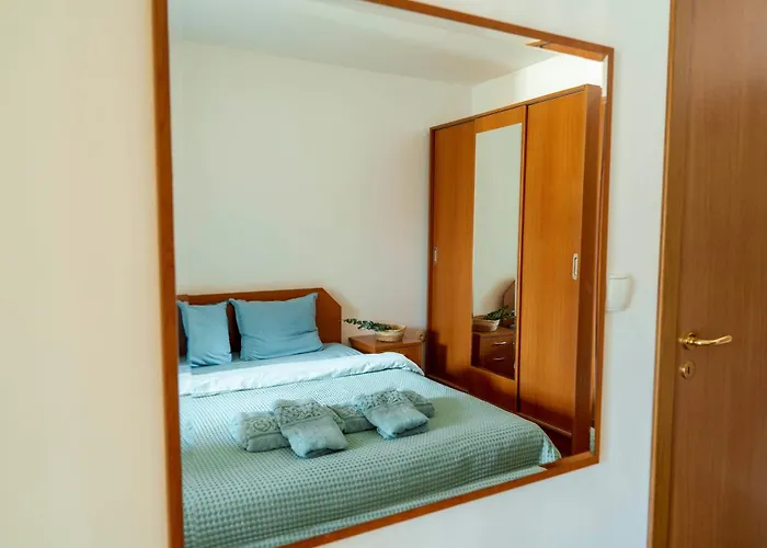 Large 2-bedroom Near Road, 5 Min To Gondola & Bar Street *