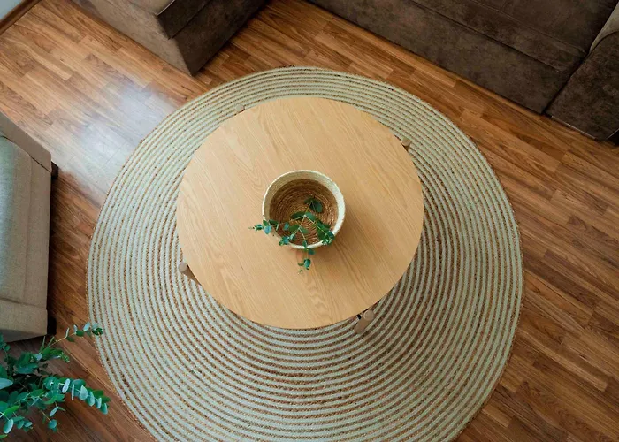 Large 2-bedroom Near Road, 5 Min To Gondola & Bar Street