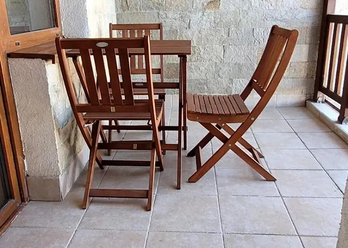 Large 2-bedroom Near Road, 5 Min To Gondola & Bar Street Apartment *